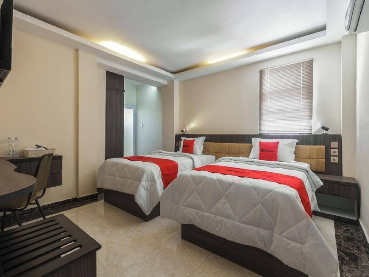 Reddoorz Plus @ Boulevard Panakkukang Makassar Exterior foto