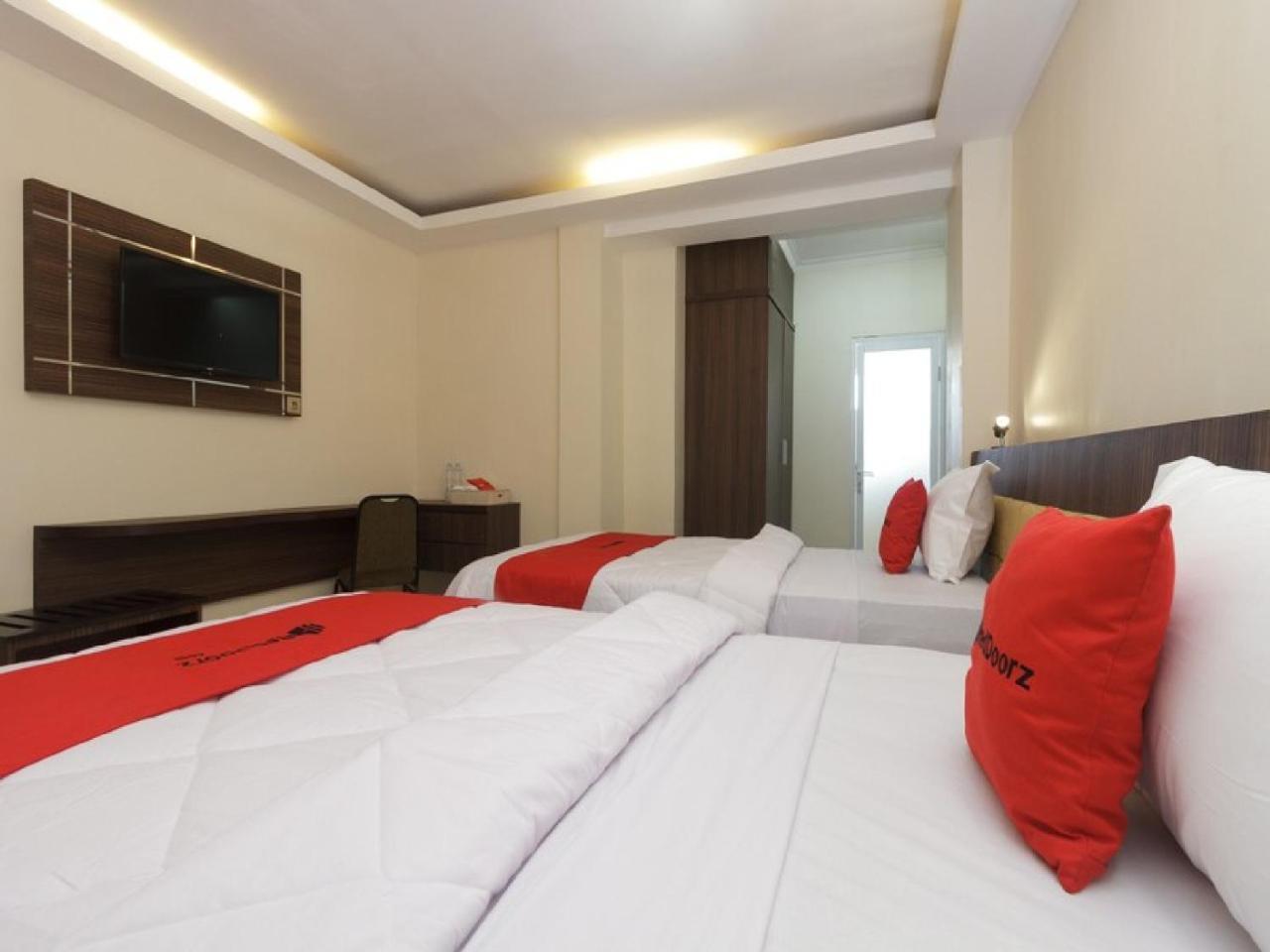 Reddoorz Plus @ Boulevard Panakkukang Makassar Exterior foto