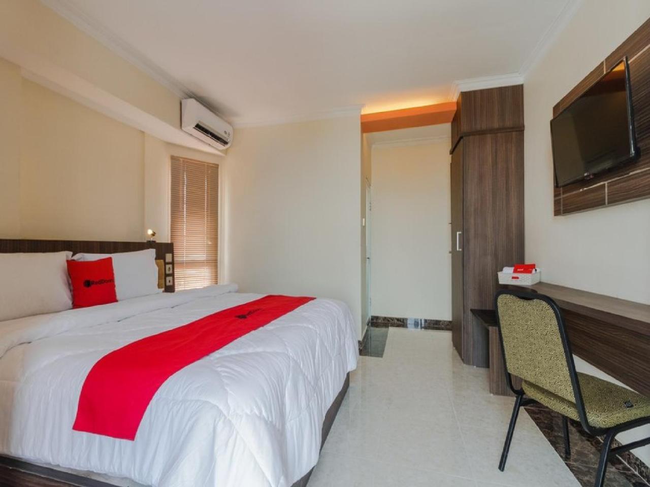 Reddoorz Plus @ Boulevard Panakkukang Makassar Exterior foto