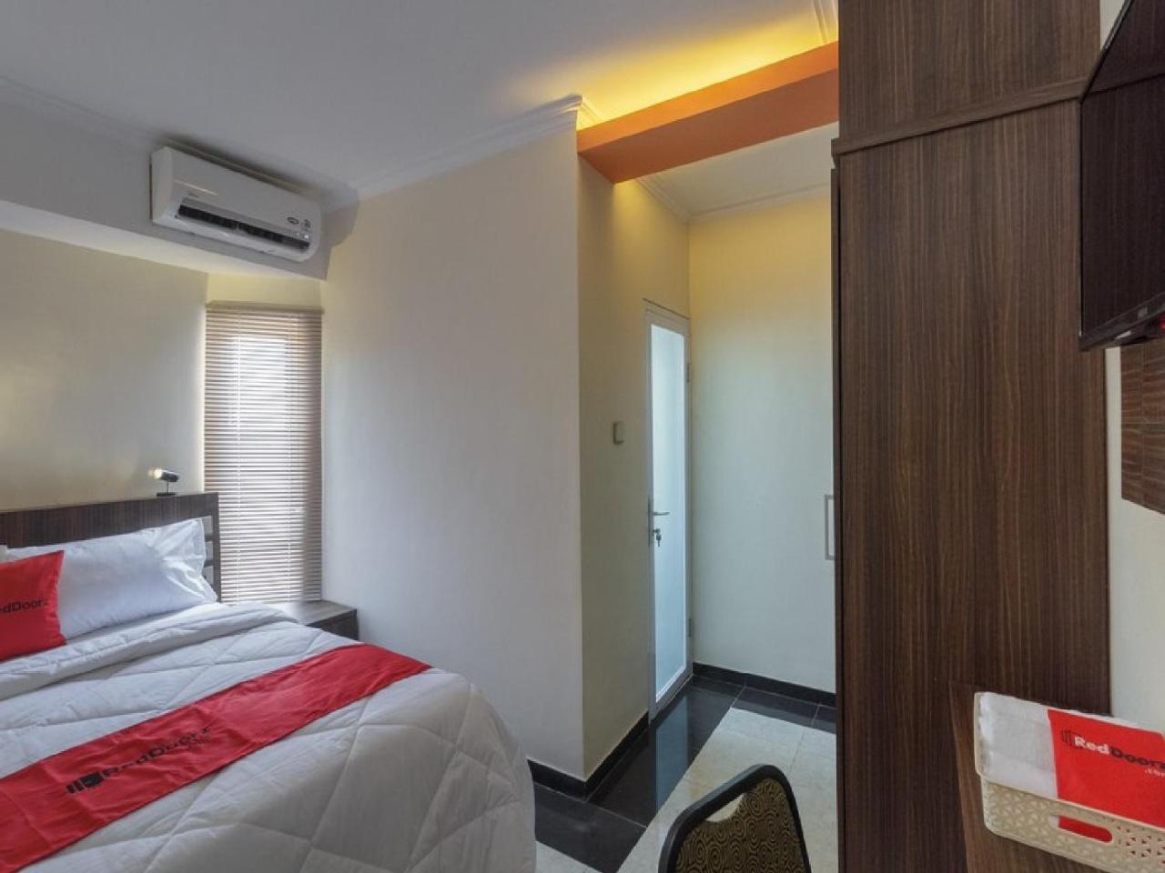 Reddoorz Plus @ Boulevard Panakkukang Makassar Exterior foto