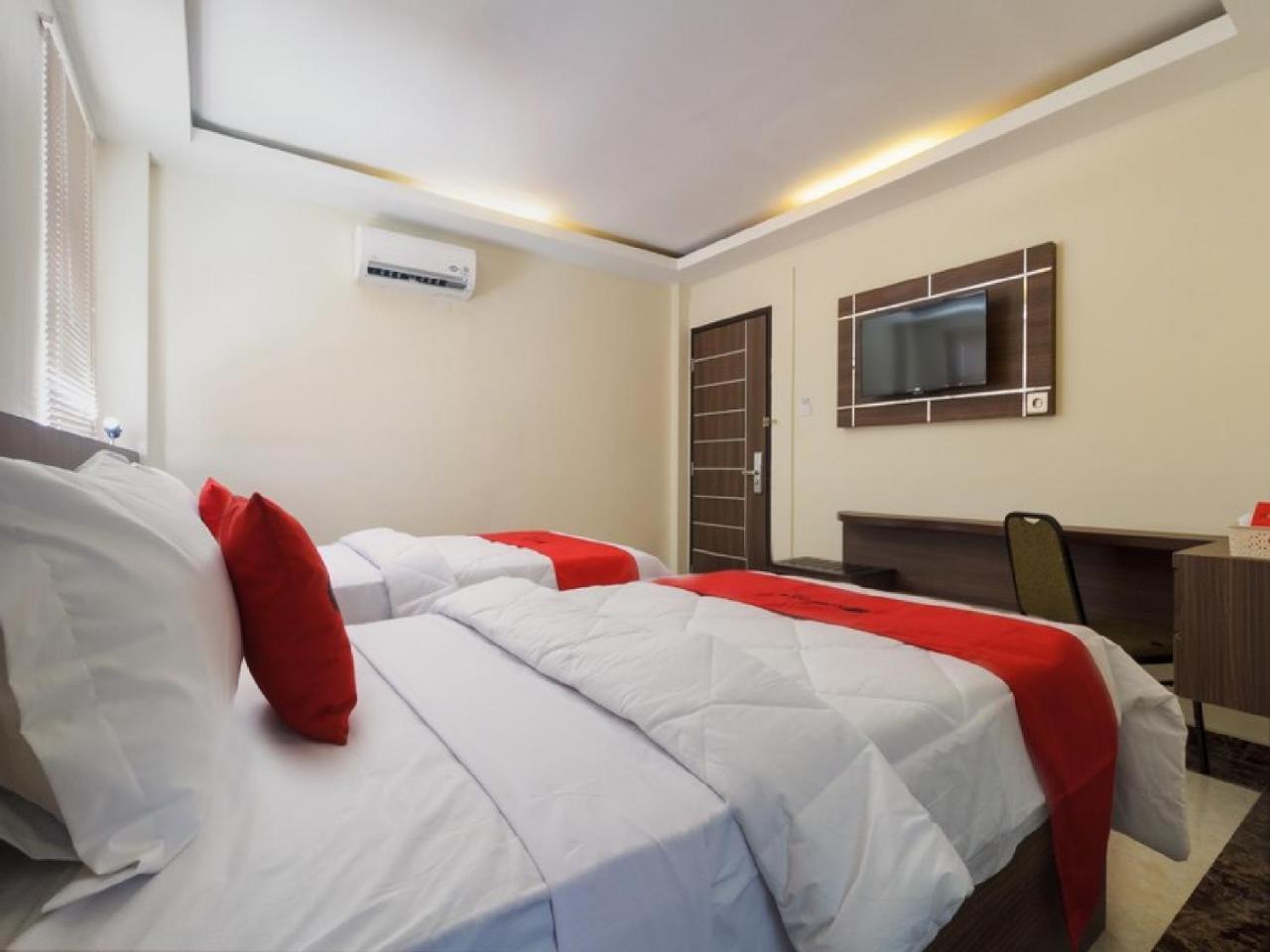 Reddoorz Plus @ Boulevard Panakkukang Makassar Exterior foto